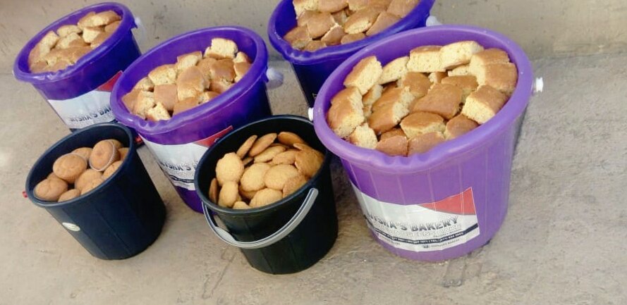 SitshasBakery's tweet photo. We offer fresh, QUALITY cakes at the following prices 👇

Scones
5l - R100
10l - R180
20l - R350

Queens cakes
5l - R150
10l - R200
20l - R400

Full price list attached below
Place your order on 073 577 8661

#djsbu @djsbu #BeyDay #SupportBlackBusiness #BeyDay #Recession #USOpen https://t.co/gewaGIB1Np