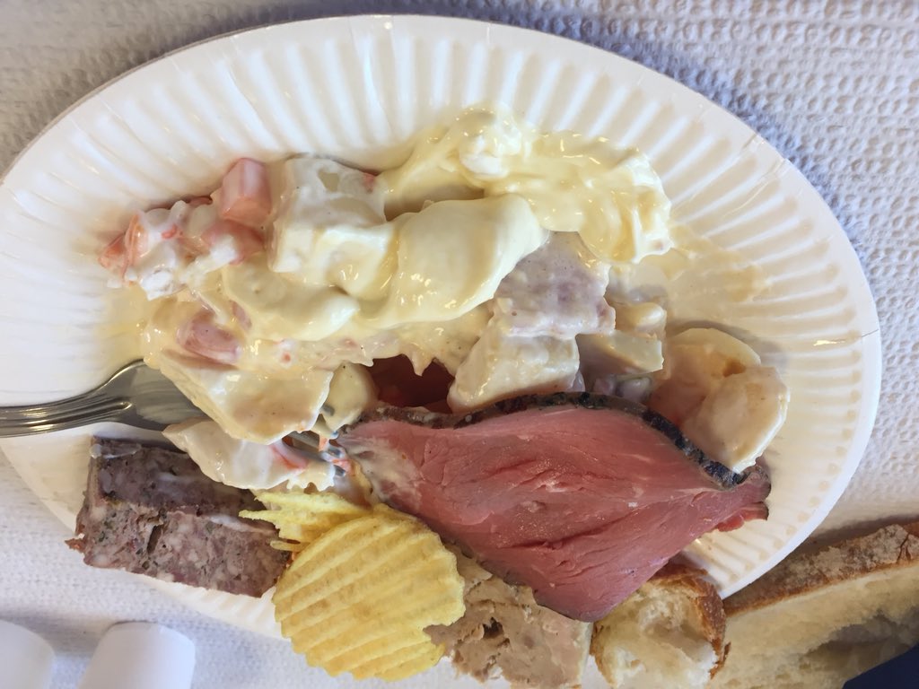 FRJJDOK's tweet photo. Il est là le vrai vélo #GPFOUGERES top repas avec les 200 bénévoles puis place a la course où il y a du lourd @yann_guyot @Maxime_Cam @Fabien_Schmidt @Maxime_Renault @julian_lino Une tres belle classique bretonne Une superbe organisation #jjdokpasseunebellejournee 🤗🤗 https://t.co/VCFvvKXwIS