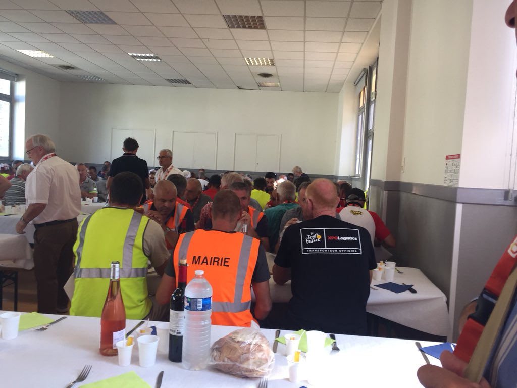 Il est là le vrai vélo #GPFOUGERES top repas avec les 200 bénévoles puis place a la course où il y a du lourd <a href="/yann_guyot/">Yann Guyot</a> <a href="/Maxime_Cam/">Maxime Cam</a> <a href="/Fabien_Schmidt/">Fabien Schmidt</a> <a href="/Maxime_Renault/">Renault Maxime</a> <a href="/julian_lino/">Julian lino</a> Une tres belle classique bretonne Une superbe organisation #jjdokpasseunebellejournee 🤗🤗