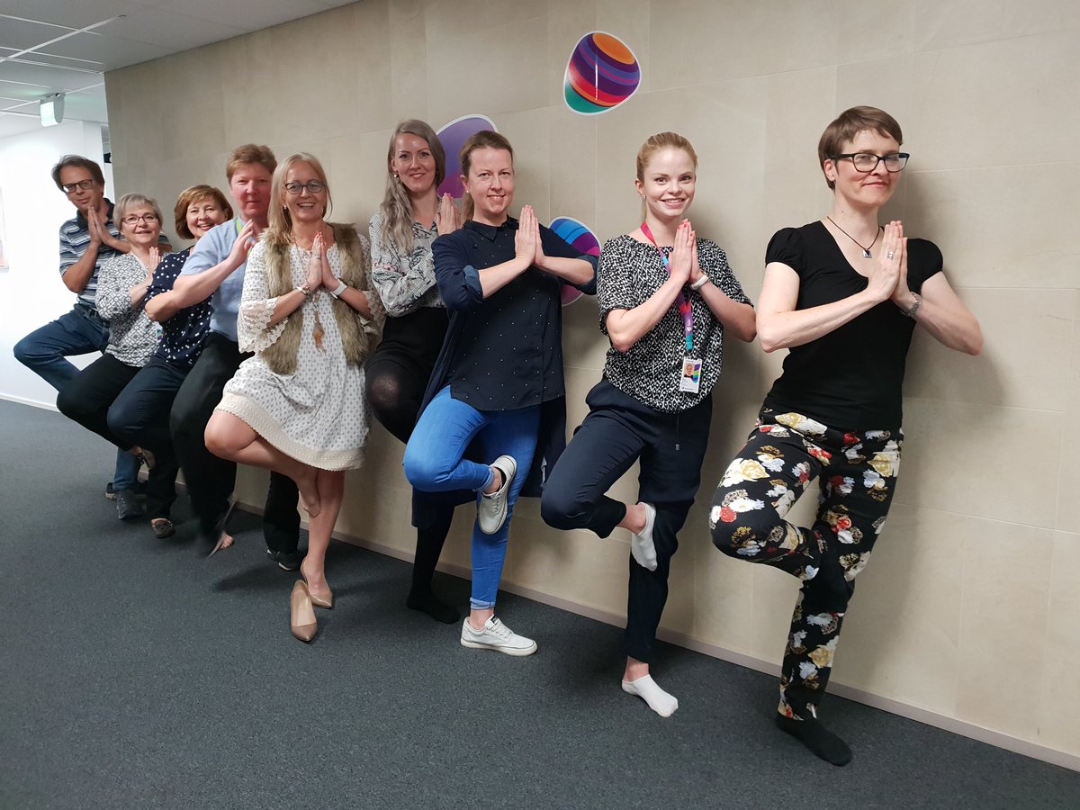 IppaDouglas's tweet photo. Jokaviikkoinen taukojumppahetki meneillään #PurpleBreak #telialainen #seisovapuu https://t.co/THEwl8QQLA