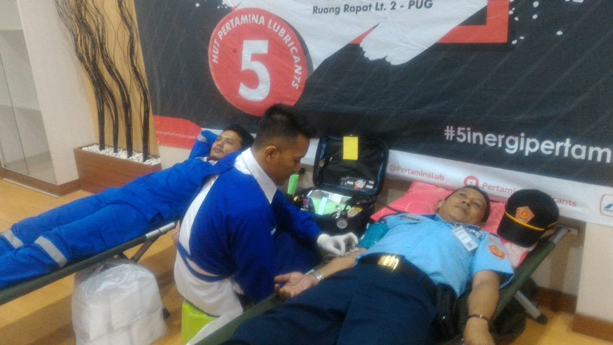 Pertaminalub's tweet photo. Menyambut HUT PT Pertamina Lubricants ke-5 yang akan jatuh pada tanggal 23 September 2018 ini, diadakan kegiatan sosial Donor Darah secara serentak di kantor Pusat Pertamina Lubricants di Jakarta, serta di Production Unit Gresik. https://t.co/r4We2VkerT