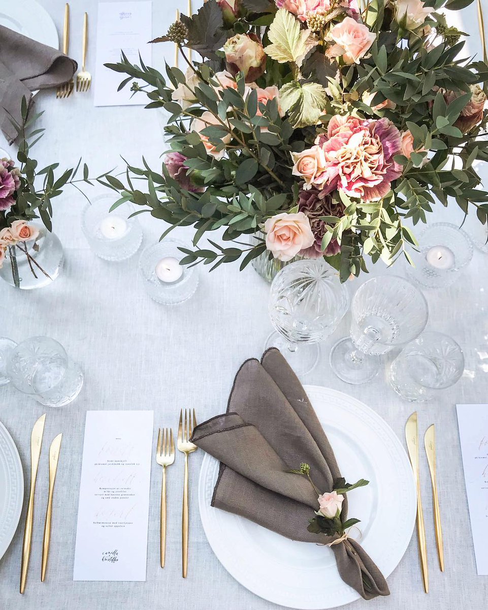 Wedding tablescape goals 🍽 Beautiful tonal floristry and Wedgwood Intaglio tableware 💕 photo from _tabletales_ on Instagram 📷 click here to shop Intaglio: bit.ly/2bhxPdN