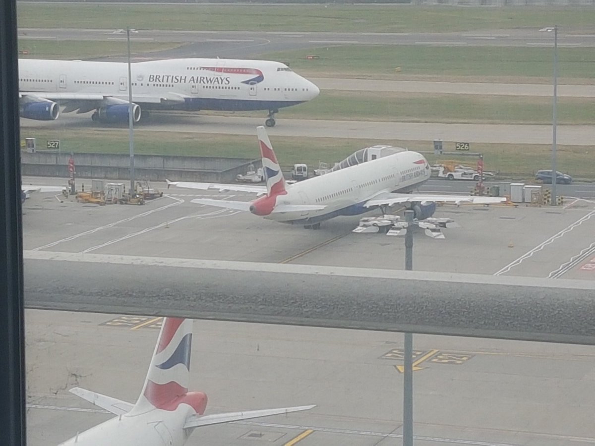 DazzaOnTheRoad's tweet photo. Different view for me today at Heathrow. At least I get to see a queen of the sky taking off. https://t.co/UNY0zbCZpL