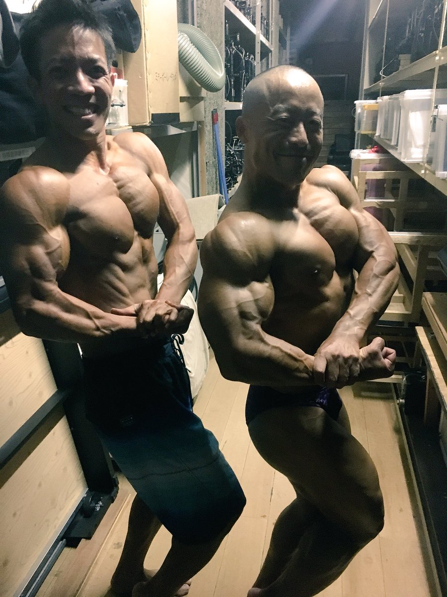 布一秀秋 そーいや 大会に出たおかげでマッチョの知り合いがいっぱい増えました 2枚目は全日本6位ボディビルダー加藤直之さんとのサイドチェスト 笑
