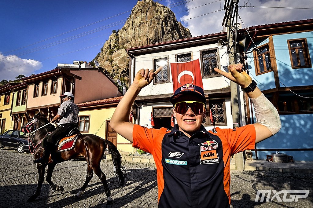 afyonbelediyesi's tweet photo. Afyonkarahisar Belediyesi ile Türkiye Motosiklet Federasyonu işbirliğinde düzenlenen Dünya Motokros Şampiyonası’nda sezonun 18. Ayak yarışı öncesi sporcular Afyonkarahisar'ı gezdi. #afyonkarahisar #mxgp #mxgpturkey #mxgp2018 #paddock #motocross #Motokros #mxturkey #MonsterEnergy https://t.co/cknUi4GrwS