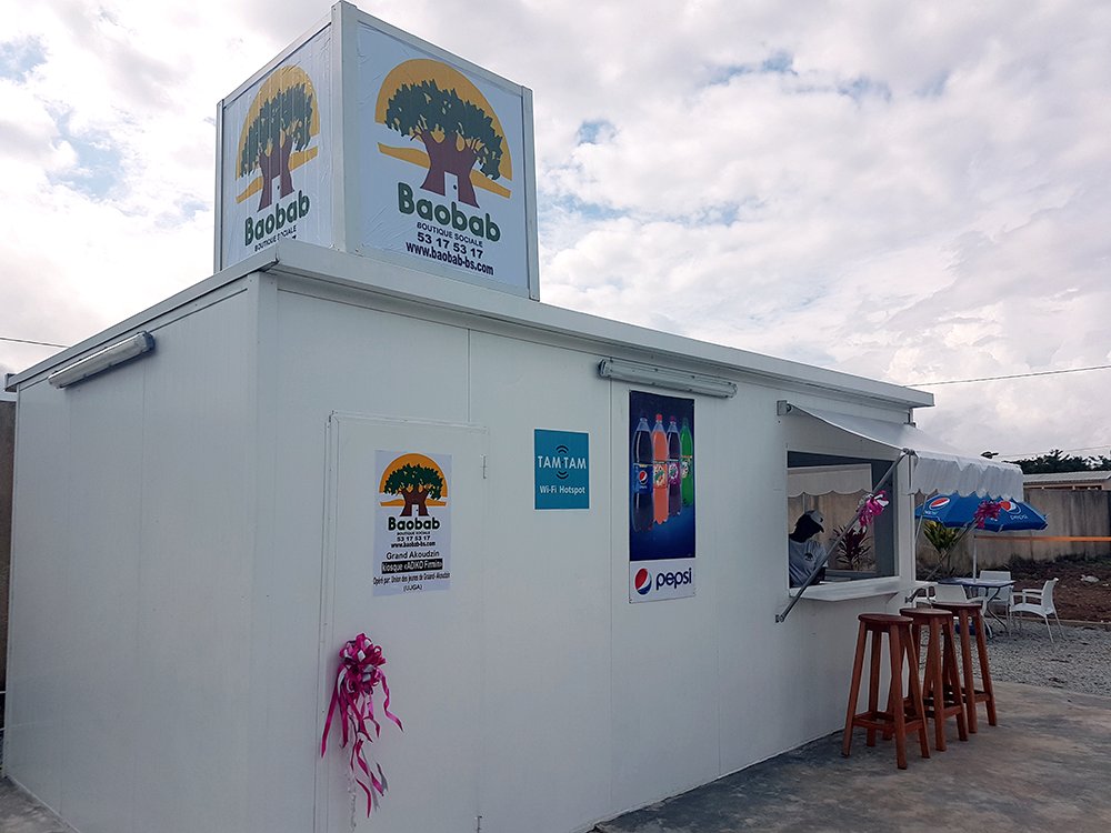 AfriqueTelecom's tweet image. Samedi 1er septembre a eu lieu l'inauguration de la première boutique sociale Baobab, à Grand Akoudzin en Côte d'Ivoire.
Baobab utilise la solution hotspot TamTam pour distribuer de la connectivité wifi aux usagers dans le village.
bit.ly/2MI8Pjj