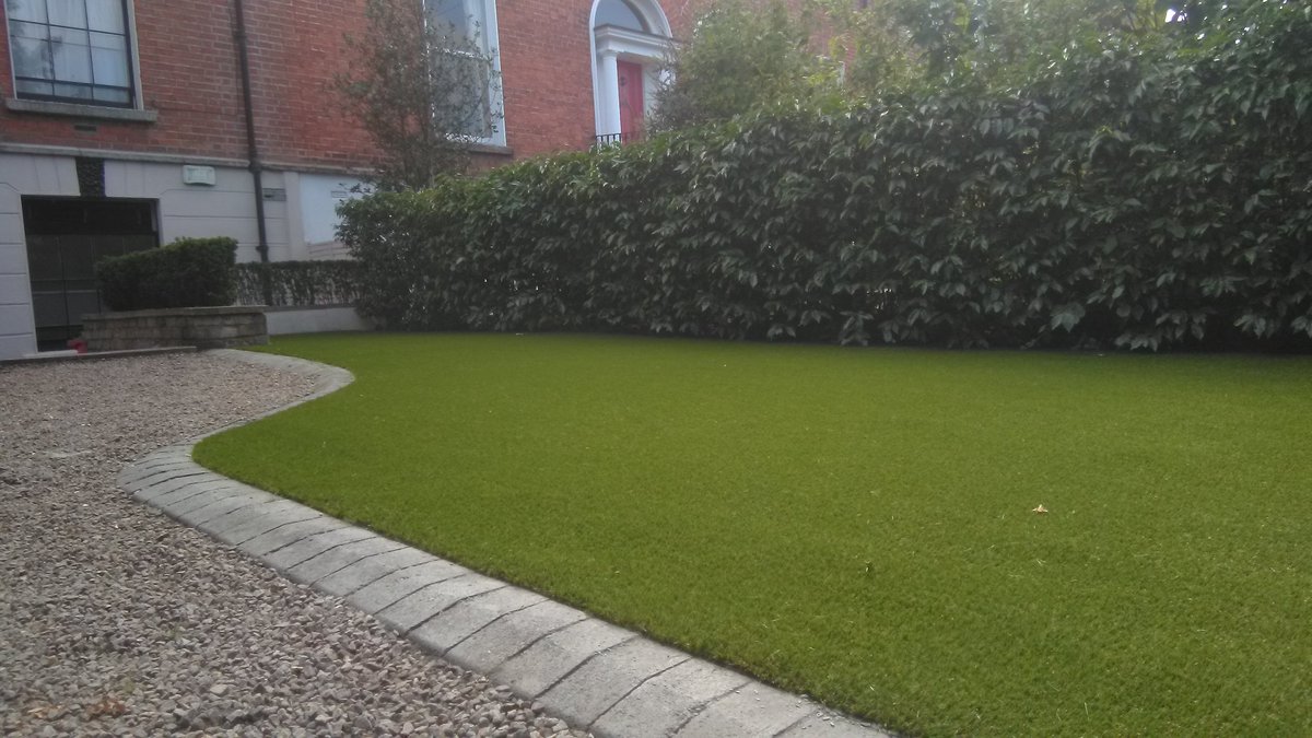 DubArtificial's tweet photo. Completed photos of a front garden in Rathmines with royal grass silk 25. #rathmines #dublin #Ireland #garden #rental #property https://t.co/BABPxftE1s