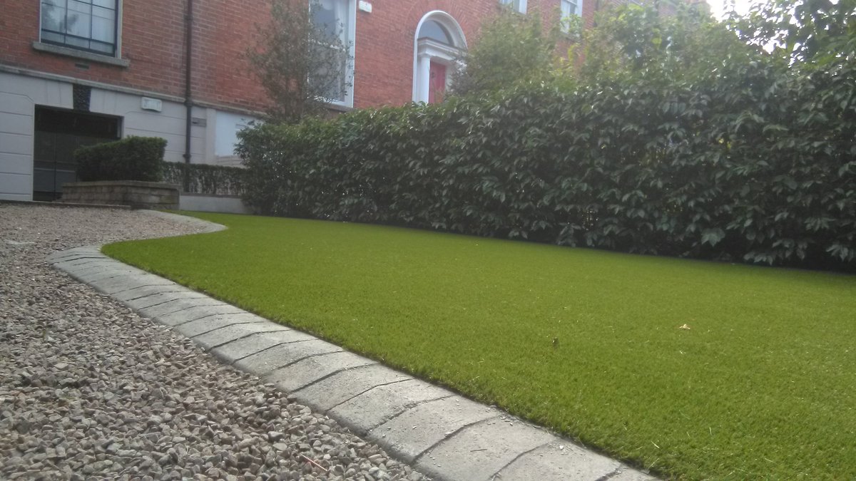 DubArtificial's tweet photo. Completed photos of a front garden in Rathmines with royal grass silk 25. #rathmines #dublin #Ireland #garden #rental #property https://t.co/BABPxftE1s