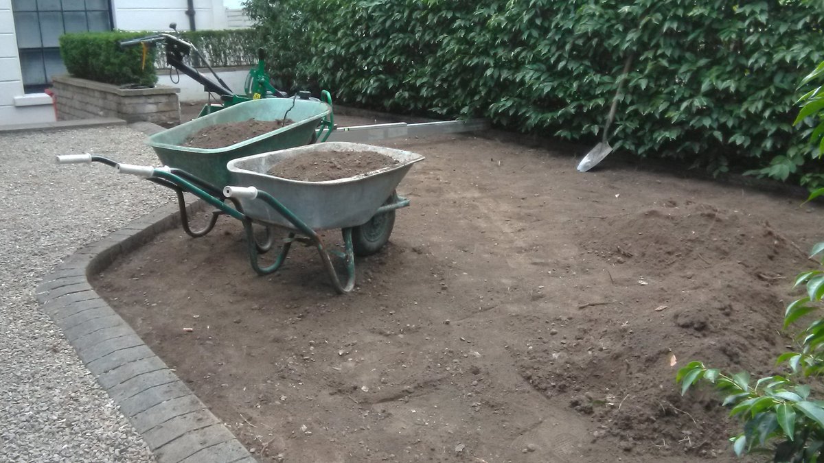 DubArtificial's tweet photo. Completed photos of a front garden in Rathmines with royal grass silk 25. #rathmines #dublin #Ireland #garden #rental #property https://t.co/BABPxftE1s