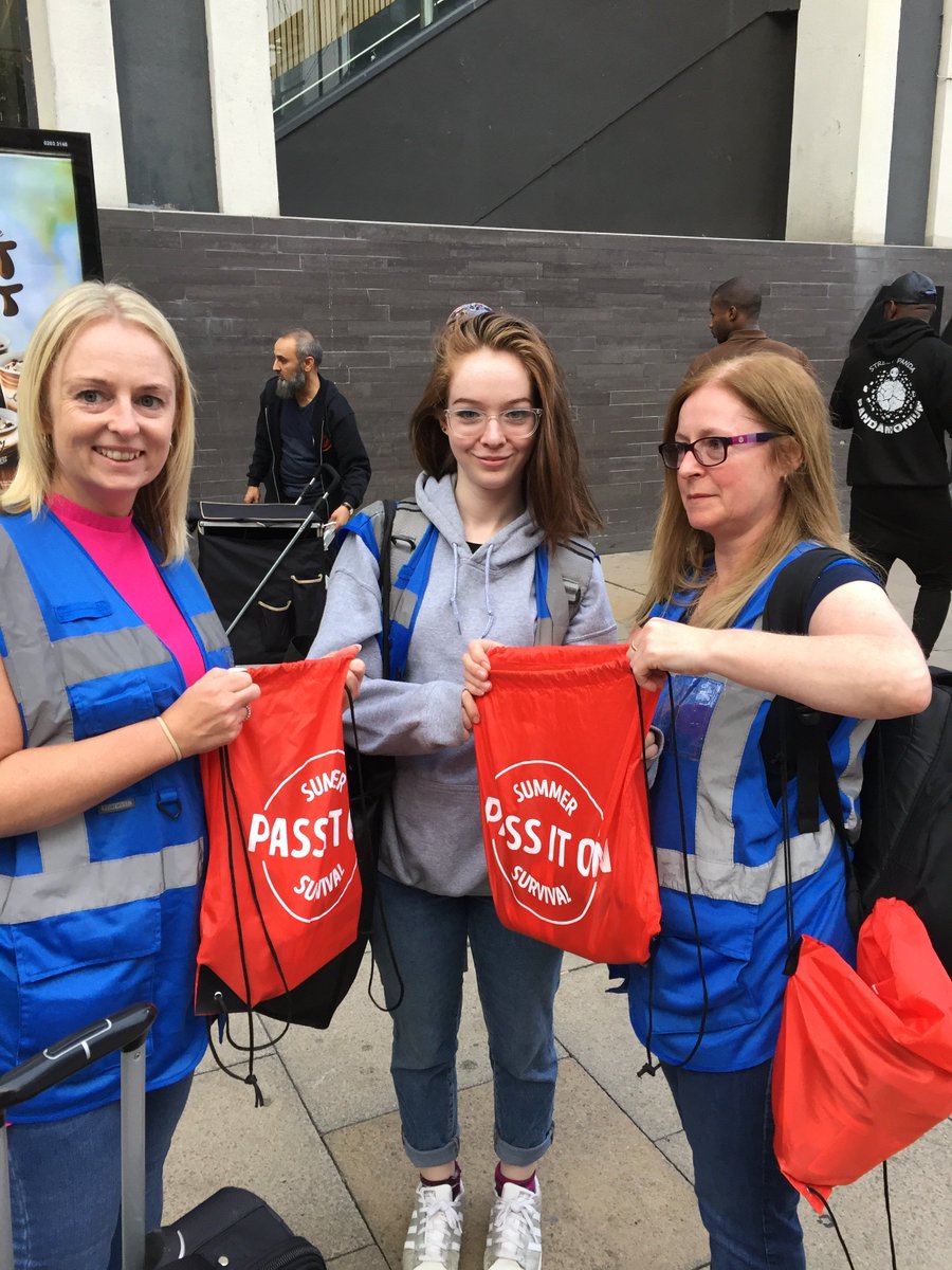SmithsNews's tweet photo. Making a difference in #Manchester with volunteers from our @SmithsNews Stockport depot ❤️ #PassItOn ##homelessness #community @HomelessAid_UK @Tuffnells @DMD_IFE @InstoreField https://t.co/vC70ysRiDY