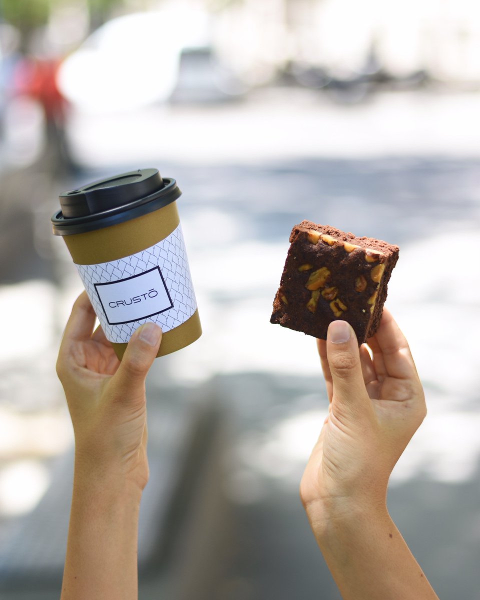 La vuelta a la oficina es menos dura si de camino te pasas por Crustó. Te estamos esperando con el mejor café y un brownie 100% natural y recién hecho. ¡Detalles capaces de alegrarte la mañana!