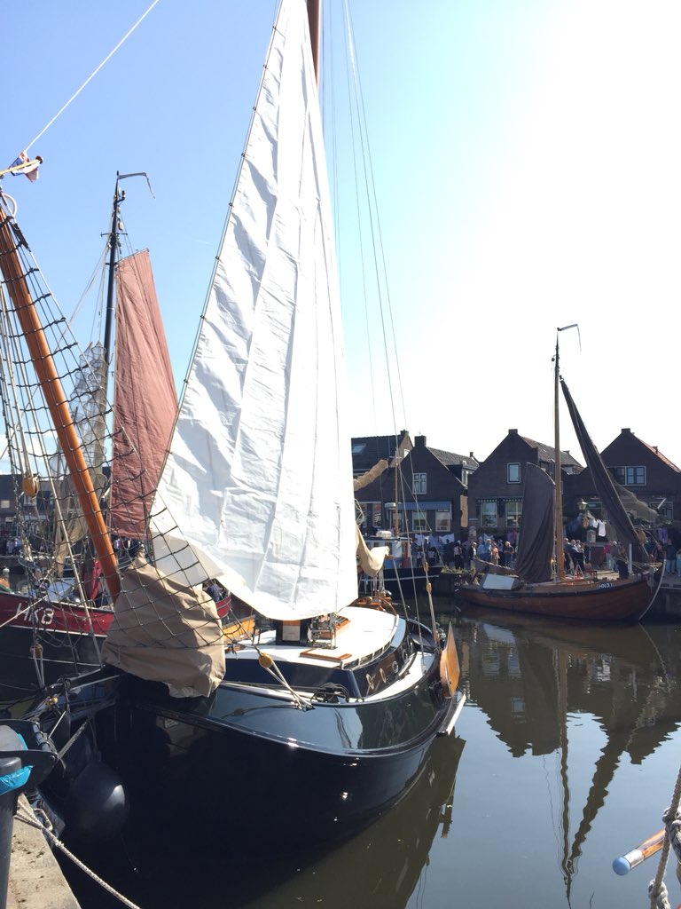 Djuggling's tweet photo. Every Tuesday during summer months: #Botter sailing races start @ 18.30 from #Bunschoten-Spakenburg. Arrive early to see them off. Strong, hardy crew use ingenuity &amp; humour to speed their 16K kg oak ships to the finish. @schpvrtmsm @vvvnederland #Holland #Netherlands #Dutch https://t.co/6Jlx3SAbvy