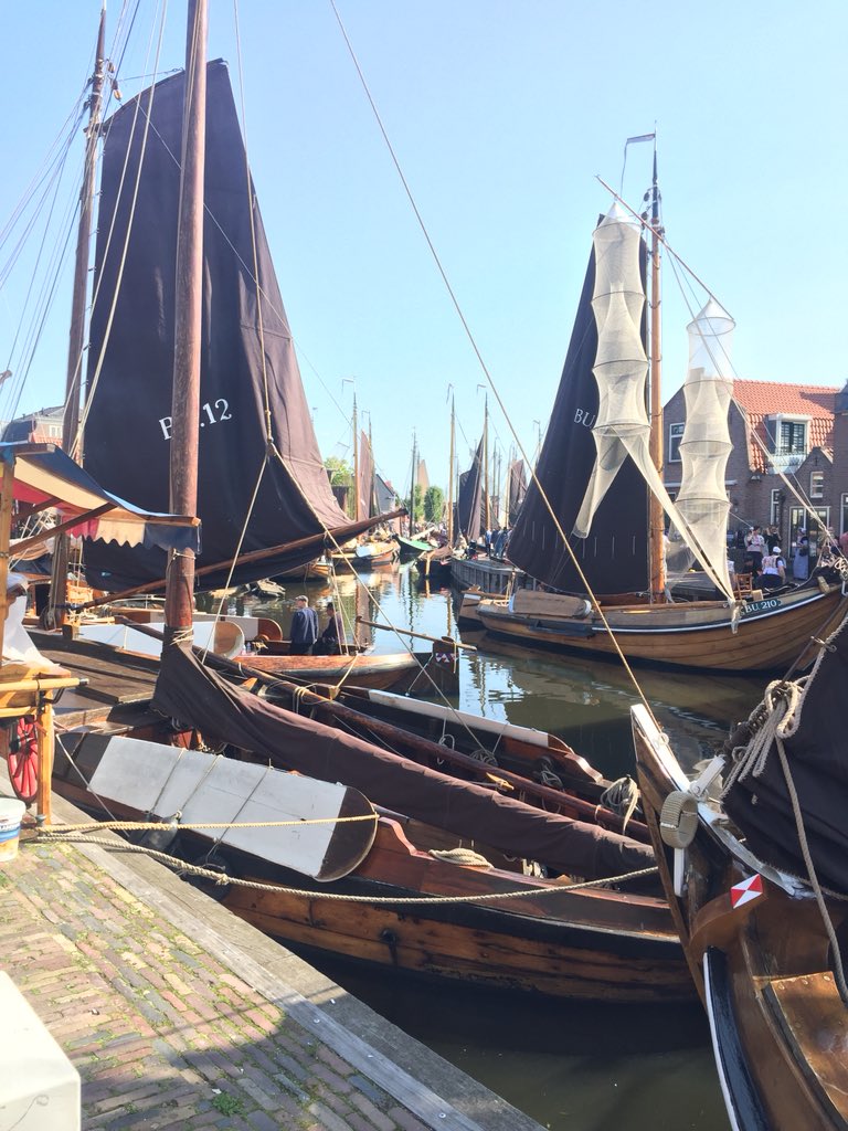 Djuggling's tweet photo. Every Tuesday during summer months: #Botter sailing races start @ 18.30 from #Bunschoten-Spakenburg. Arrive early to see them off. Strong, hardy crew use ingenuity &amp; humour to speed their 16K kg oak ships to the finish. @schpvrtmsm @vvvnederland #Holland #Netherlands #Dutch https://t.co/6Jlx3SAbvy