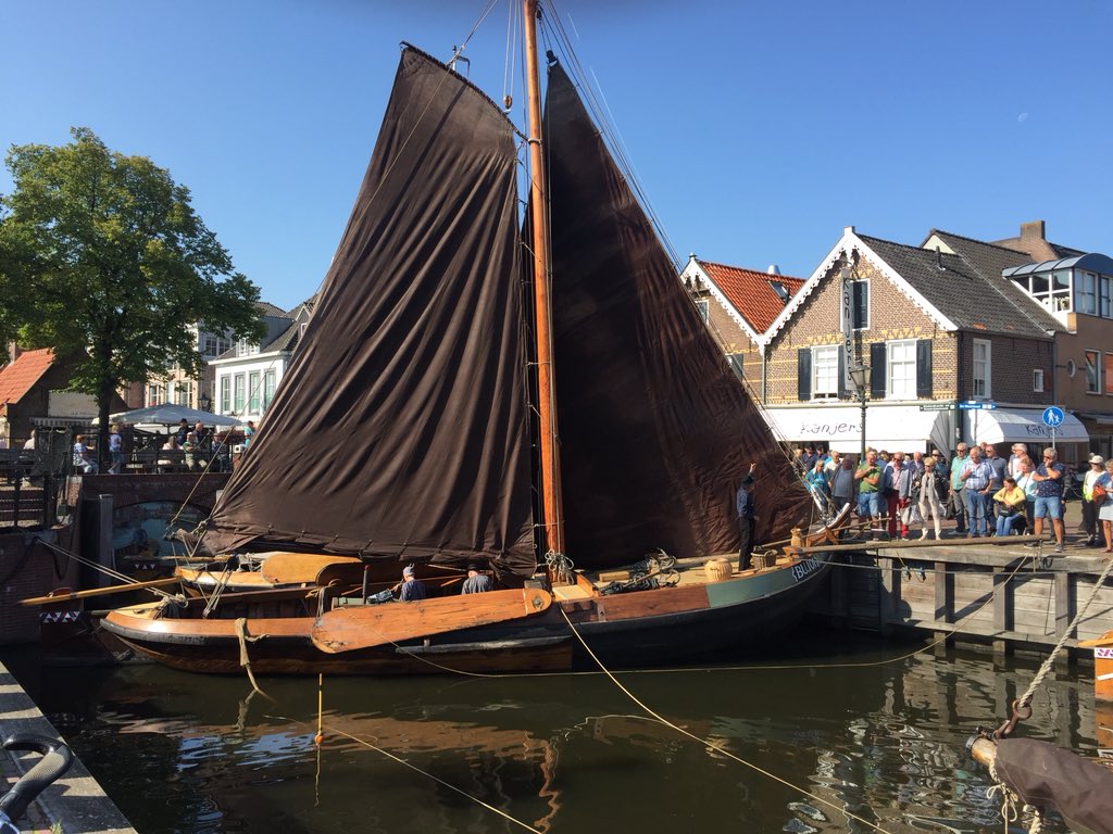 Djuggling's tweet photo. Every Tuesday during summer months: #Botter sailing races start @ 18.30 from #Bunschoten-Spakenburg. Arrive early to see them off. Strong, hardy crew use ingenuity &amp; humour to speed their 16K kg oak ships to the finish. @schpvrtmsm @vvvnederland #Holland #Netherlands #Dutch https://t.co/6Jlx3SAbvy