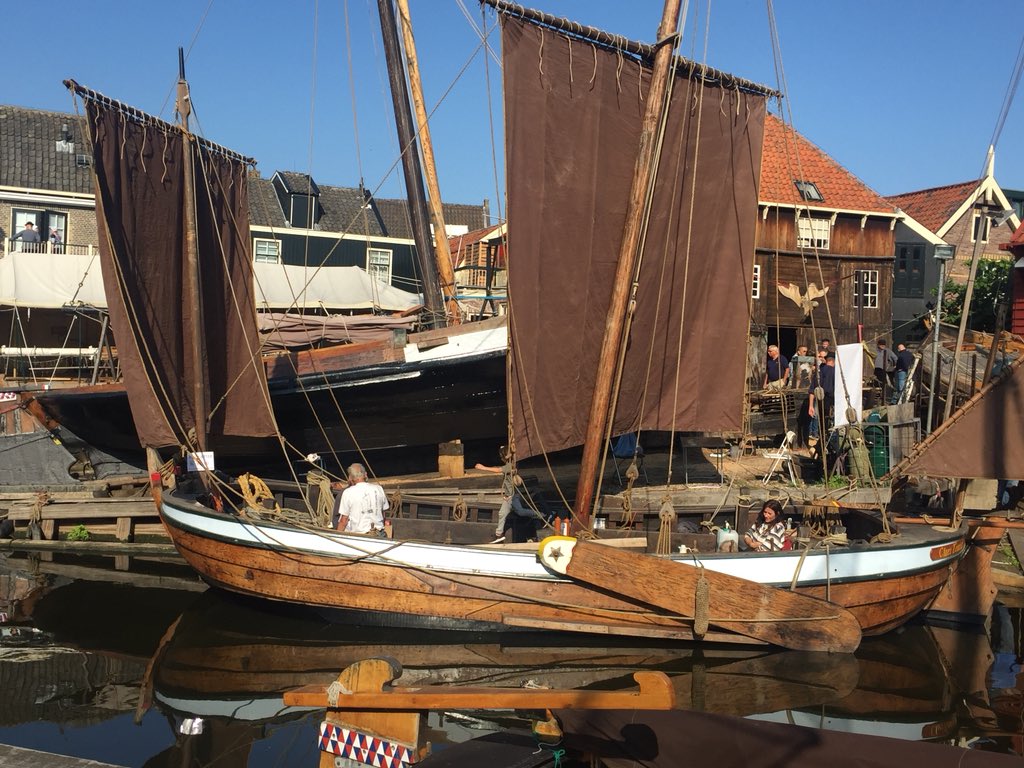 Djuggling's tweet photo. Every Tuesday during summer months: #Botter sailing races start @ 18.30 from #Bunschoten-Spakenburg. Arrive early to see them off. Strong, hardy crew use ingenuity &amp; humour to speed their 16K kg oak ships to the finish. @schpvrtmsm @vvvnederland #Holland #Netherlands #Dutch https://t.co/6Jlx3SAbvy