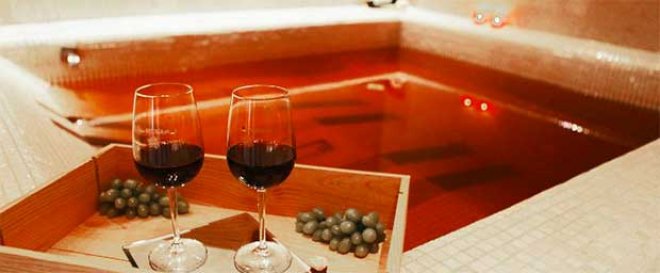 BodegaVerduguez's tweet photo. *¿Sabías qué?*: En Japón hay un SPA donde puedes nadar en café, té o vino
*Did you know?*: In Japan there is a SPA where you can swim in coffee, tea or wine
#Wine #WineLovers #DOLaMancha #BodegasVerduguez https://t.co/AAx4h6q9gM