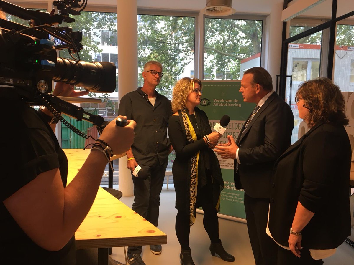 Lezenschrijven's tweet photo. Taalambassadeurs Mandy, Dick en Marina interviewen Nationale Ombudsman voorafgaand aan uitreiken rapport Lezen =/Begrijpen. #WvdA #SamenSterker #laaggeletterdheid https://t.co/MZMVaDPT4x