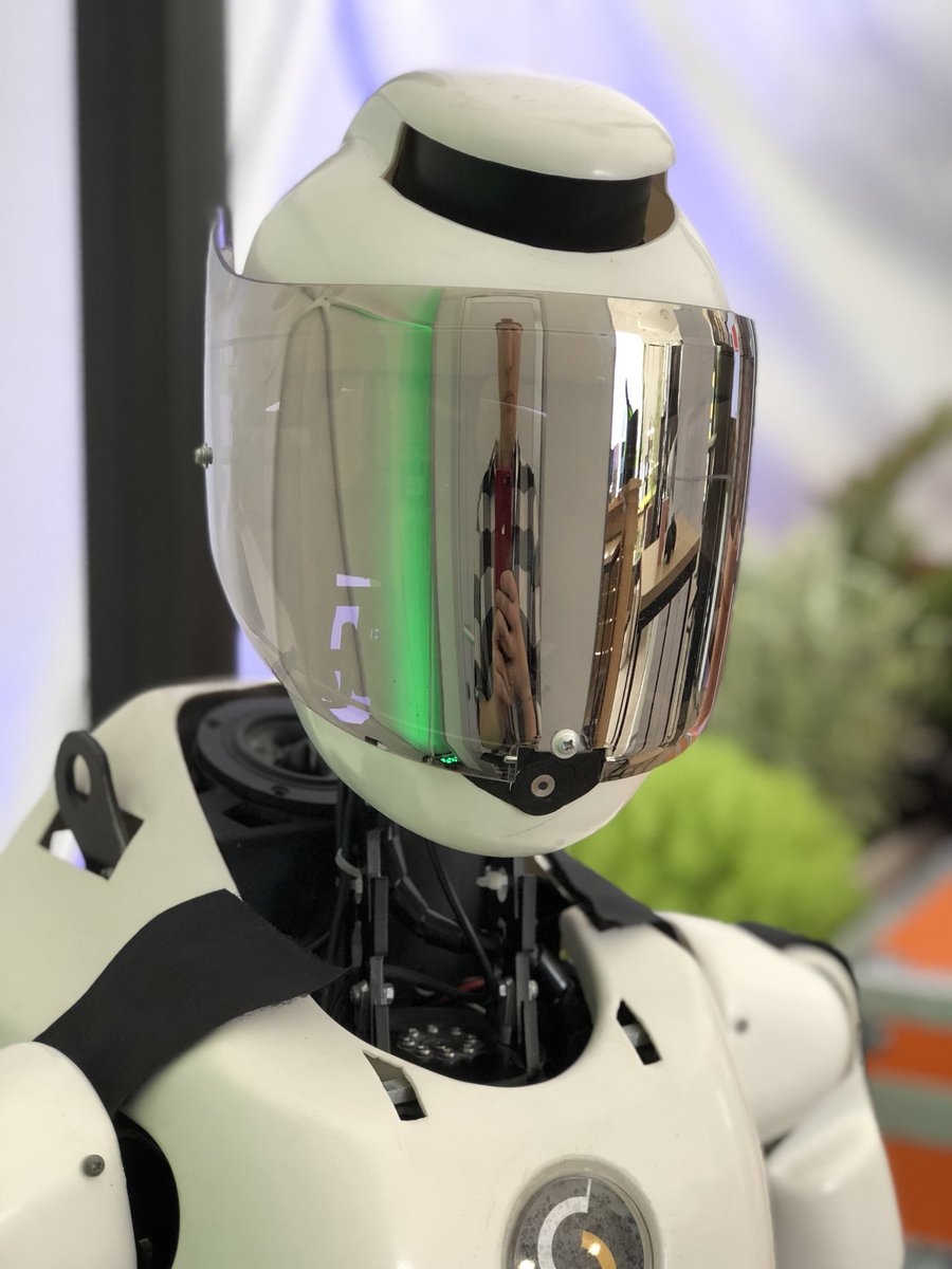 pavillondufutur's tweet photo. Aujourd’hui, @orange et une horde de robots 🤖 investissent le @pavillondufutur de la @foiredechalons ! #pdf2018 https://t.co/0c2y2XCmfE