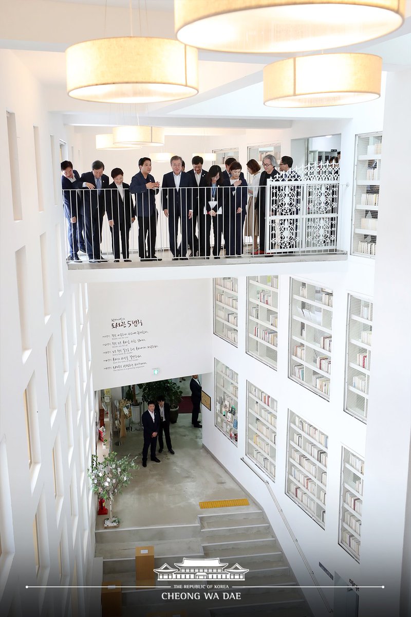 책으로 둘러싸인 열린 공간과 각 방에서 부모, 아이, 동네 어르신이 어울려 편한 자세로 책을 보고 있었습니다. 사랑방이 되고 쉼터가 되어 하나의 작은 마을이 형성되었습니다. 오늘, 서울 은평구 구산동 도서관마을에서 생활 SOC 성공에 대한 확신을 갖습니다.  goo.gl/YTww56