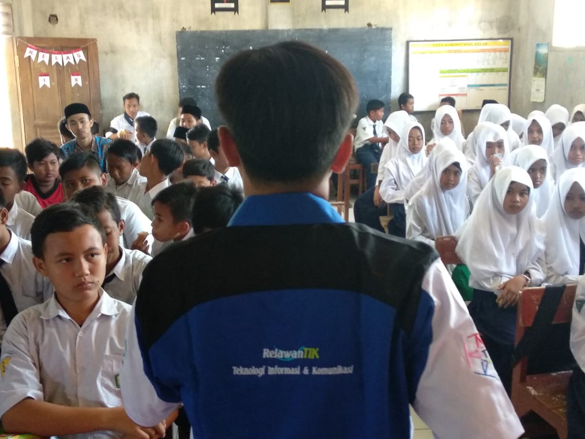 shelaoke's tweet photo. Selamat dan sukses buat SMP Almustaqim, yang melaksanakan sosialiasi internet sehat bareng @RTIKPasuruan, trims dukungan @SiBerkreasi dan @ICTWatch &amp; @RelawanTIK atas semua saran dan sumbangsihnya, cc. @Reychan_Barits @kemkominfo @jokowi #internetsehat #siberkreasi #ictwatch https://t.co/sFblSELdpa