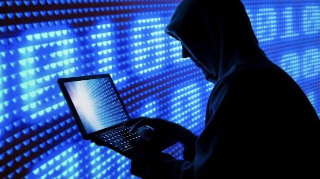 ShrewsburyCops's tweet photo. If your children are heading back to school please be careful posting picture on social media showing their school logo #BeInternetSmart #DontGiveAwayAnyClues https://t.co/Eh2MyRliRI