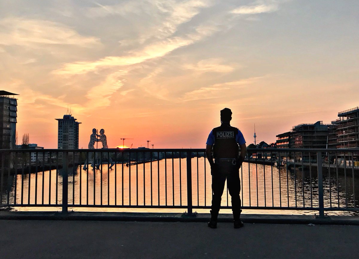 polizeiberlin's tweet photo. @PolizeiSachsen Auch #wirsindmehr so die Romantiker.

^tsm https://t.co/3QSpxyArJX