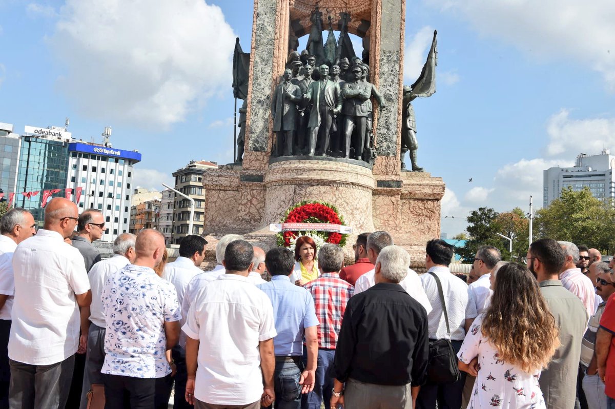 Sivas Kongresi'nin, 99. yıl dönümünde, Sivas Konfederasyonu (SİVKON) olarak Taksim'de düzenlediğimiz çelenk koyma töreniyle Konfederasyonumuza bağlı federasyon ve dernek başkanları ile birlikte, Ulu Önderimiz Mustafa Kemal Atatürk'e ve tüm şehitlerimize, şükranlarımızı sunduk.