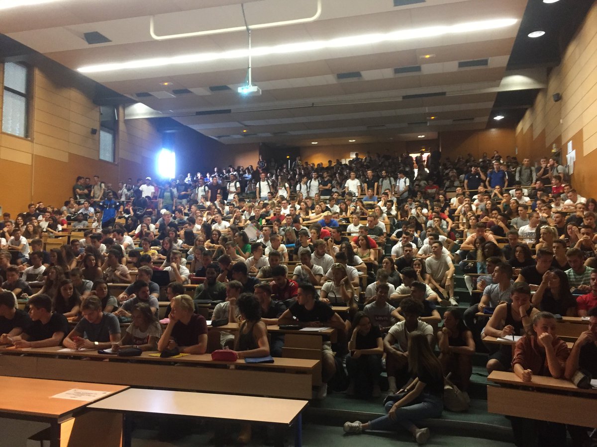 MathiasGoasmat's tweet photo. Les rentrées en #STAPS s'enchainent et on remarque qu'à chaque fois des étudiants sont assis dans les marches !!!
D'autant plus que des jeunes n'ont toujours pas eu de réponses sur #ParcourSup pour STAPS ...

Est-ce normal? 
L'@ANESTAPS prépare son constat pour la rentrée 2018 ! https://t.co/UqP1xcoOr8