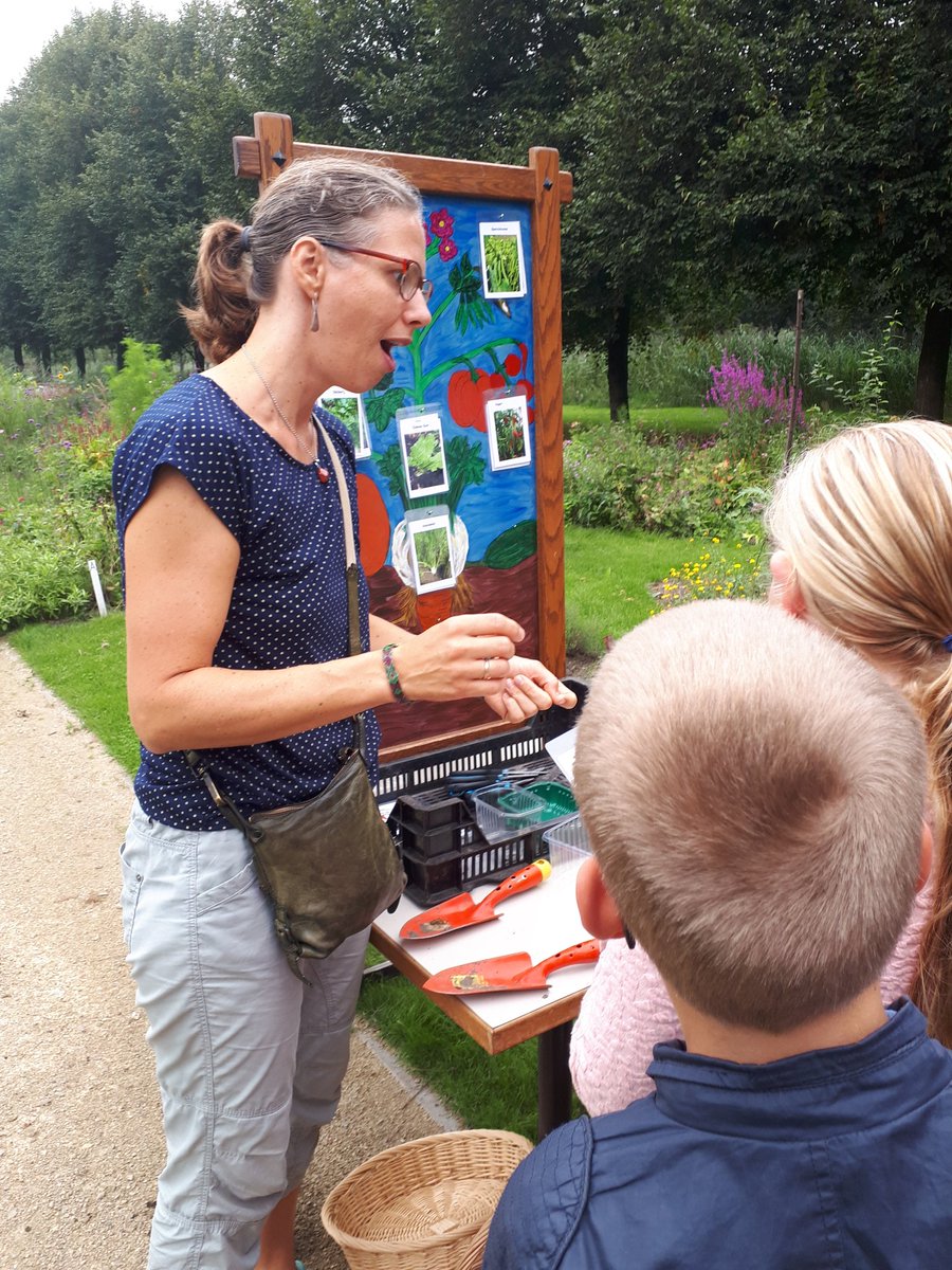 InBredius's tweet photo. Dat wordt een lekker soepje met verse groente en kruiden van de moestuin van @brediuspark onder begeleiding van Marita van #blaadjesendraadjes! #allegroentenindesoep dankzij @groendoetgoed van @ProvUtrecht https://t.co/nAQdbBv8YQ