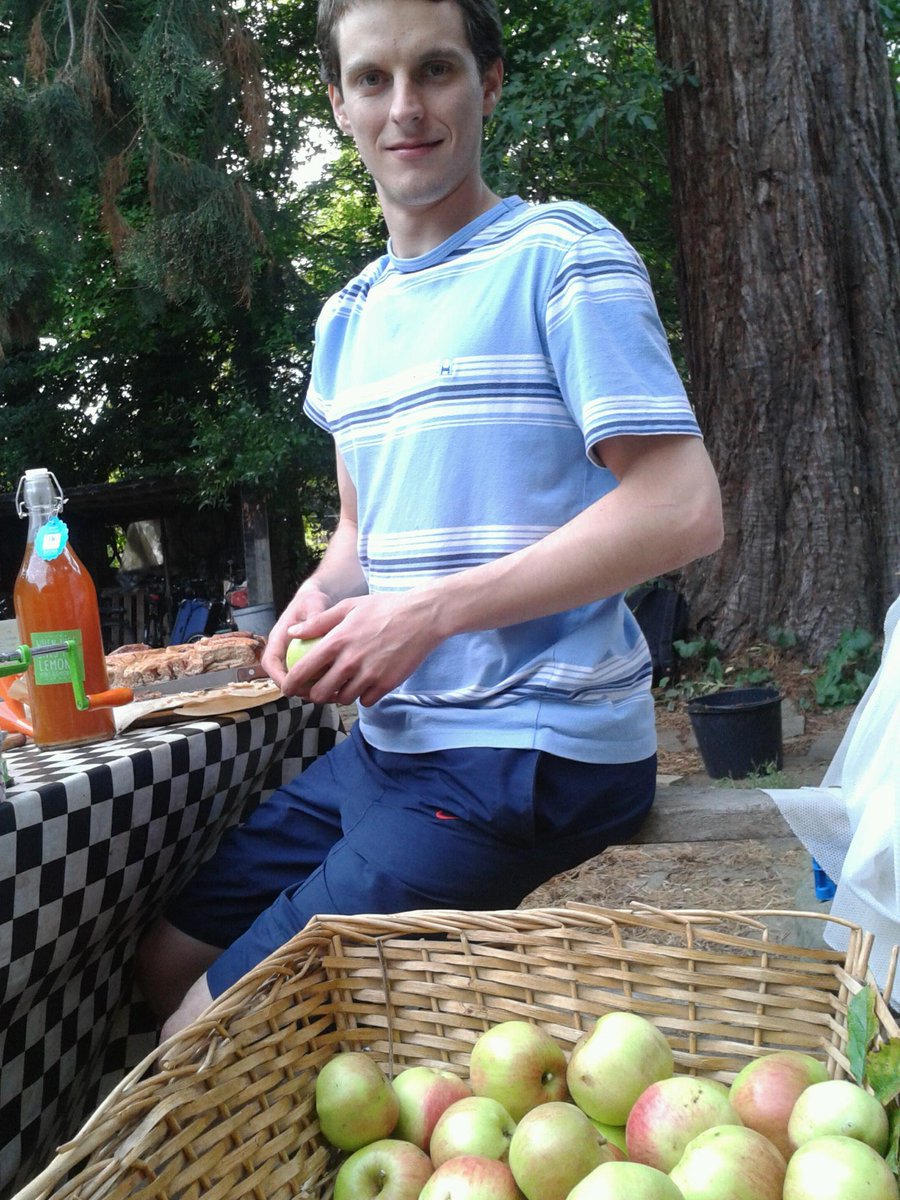 We'll be apple picking and planting winter crops this sat on the farm! Plenty more dates mates in Sept to join in too, check it all out  docs.google.com/forms/d/e/1FAI…