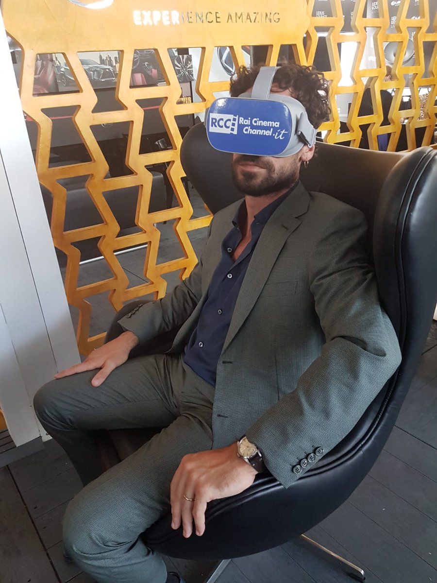 RaiCinema's tweet photo. Volti noti alla #LexusLounge del Lido di Venezia! 😎
@francescodaje e @valerioaprea​ sono venuti a trovarci per provare l’esperienza della #VirtualReality360!

#Venzia75 @Lexus_Italia @OneMore_Pic https://t.co/UxaQTdHcSj
