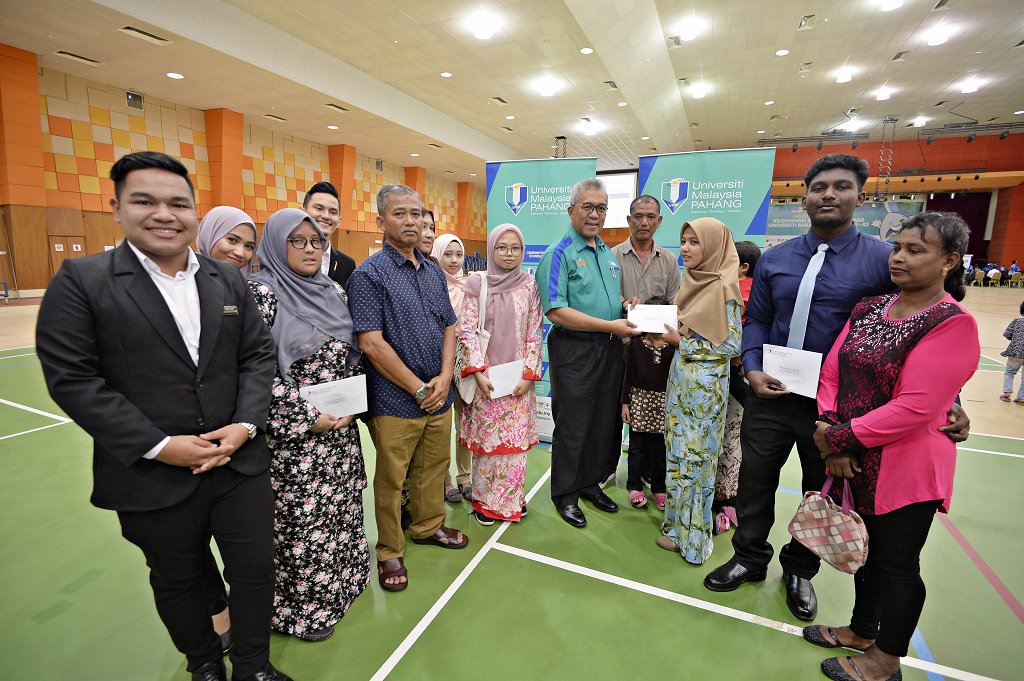 umpsamalaysia's tweet image. #UMPSharing 

6 mahasiswa baharu terima bantuan insentif MyGiftUMP
news.ump.edu.my/general/6-maha…

#UMPFirstChoice #UMP5Bintang