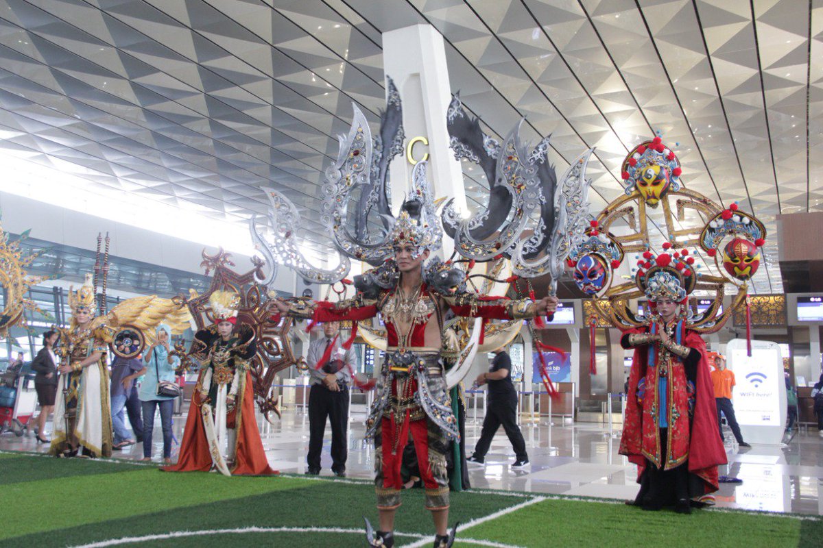 soettaairport's tweet photo. Dalam rangka menyambut hari pelanggan Nasional yang jatuh pada Selasa 4 September 2018, @AngkasaPura_2 menggelar Jember Fashion Carnaval di Terminal 3 Bandara Internasional Soekarno-Hatta.
#CGKupdate
#CGKnews
#CGKcelebrate https://t.co/vtWRu8oDkO