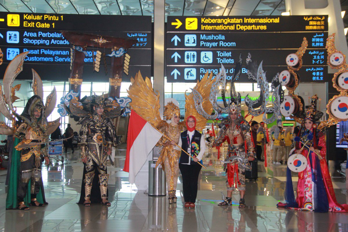 soettaairport's tweet photo. Dalam rangka menyambut hari pelanggan Nasional yang jatuh pada Selasa 4 September 2018, @AngkasaPura_2 menggelar Jember Fashion Carnaval di Terminal 3 Bandara Internasional Soekarno-Hatta.
#CGKupdate
#CGKnews
#CGKcelebrate https://t.co/vtWRu8oDkO