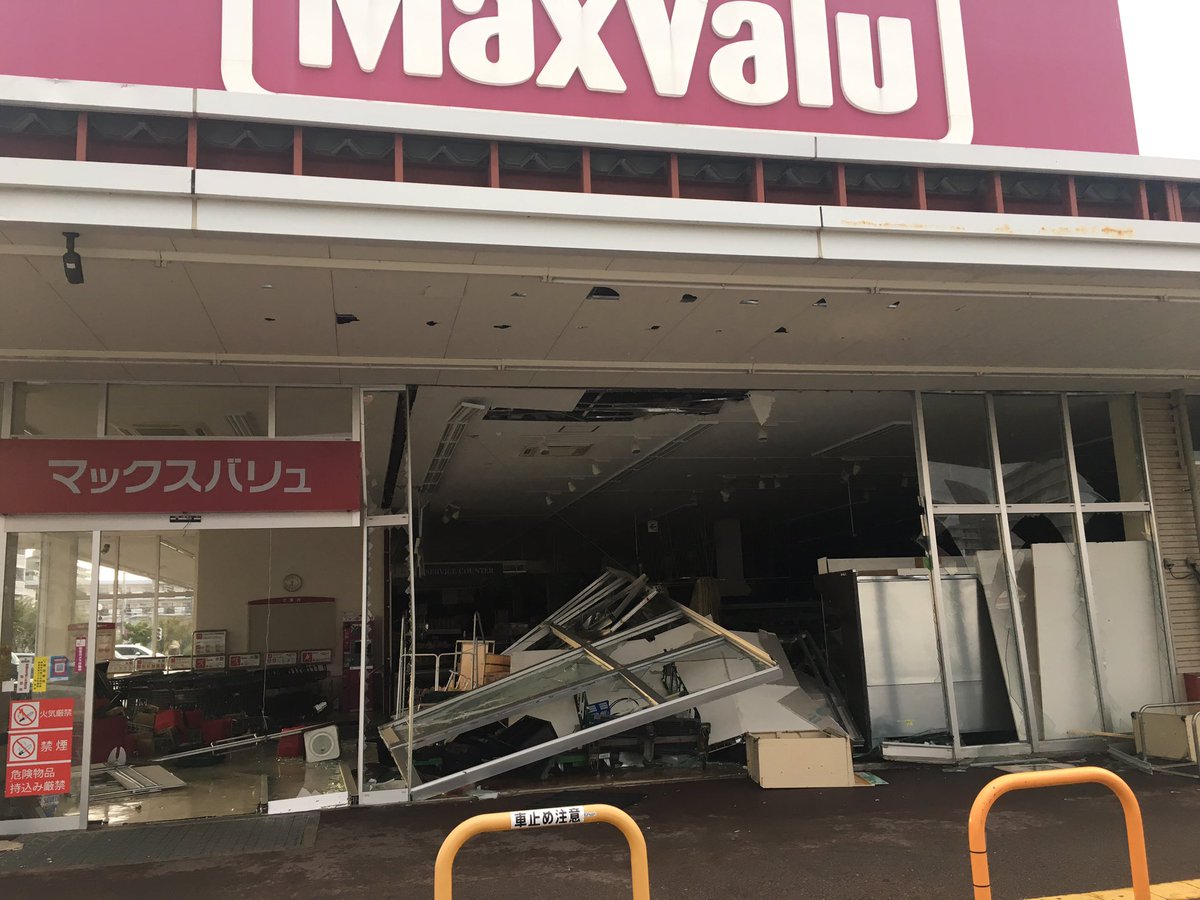 stytkm's tweet photo. マックスバリュは入り口が壊され、
ドラッグストアは壁がなぎ倒され、
激安スーパーは天井が飛んで行って日光降り注いでた、、、、
泉佐野帰ってきた途端これ、、、
高槻帰りたい〜😭 https://t.co/6YHJ2aPrYQ