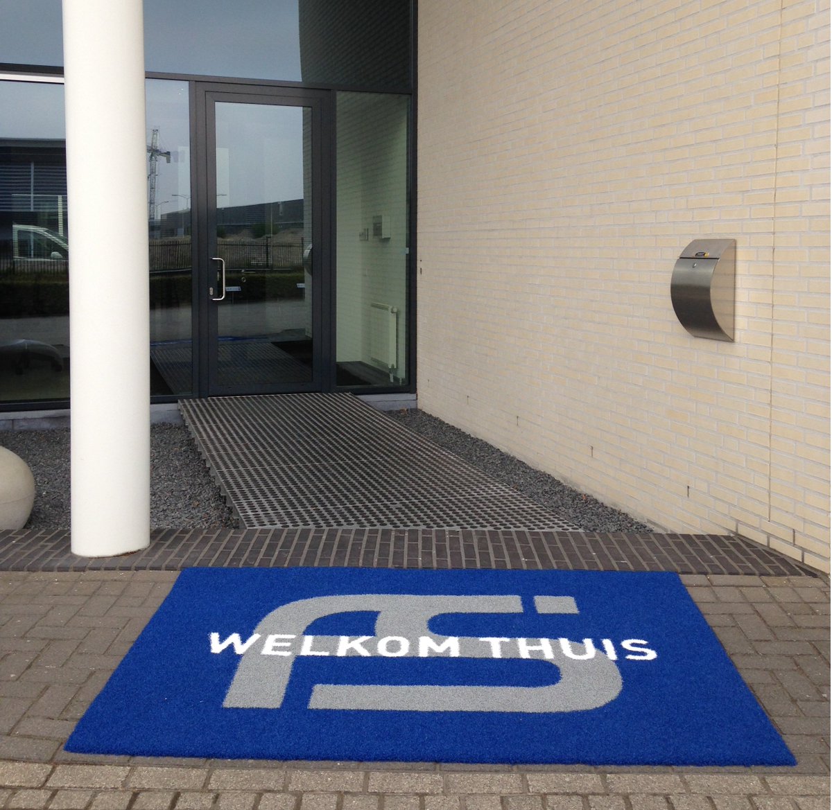 signgrass's tweet image. Signgrass® synthetic grass design - reception mat that is applicable for outdoor use! - 📷 FS kantoorinrichting BV, Bergeijk - The Netherlands