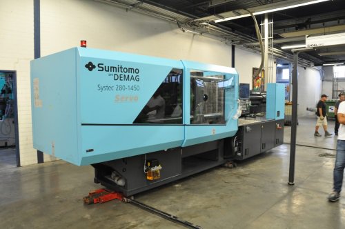 RegioinBedrijf's tweet photo. Met de aanschaf van een nieuwe Sumitomo Demag 280 #spuitgietmachine heeft #spuitgietbedrijf Gebrema flink geïnvesteerd in de toekomst. Directeur Hans Bakker: ‘Deze nieuwe machine is niet alleen energiezuiniger, maar ook een stuk gebruiksvriendelijker.' https://t.co/sHbCudSJj1 https://t.co/SOL0BShXWq
