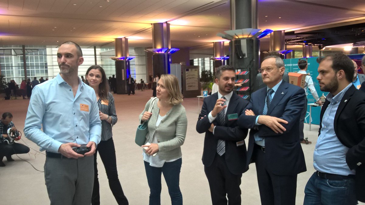 videogames_EU's tweet photo. @KennyRoy explains to MEP @luigi_morgano how #IHope supports children in their fight against cancer
Join us from now on at @Europarl_EN and learn how #videogames benefit society #GamesForce4Good #AESVI
→ https://t.co/nU8WHfwXdi https://t.co/pxLob04RQY