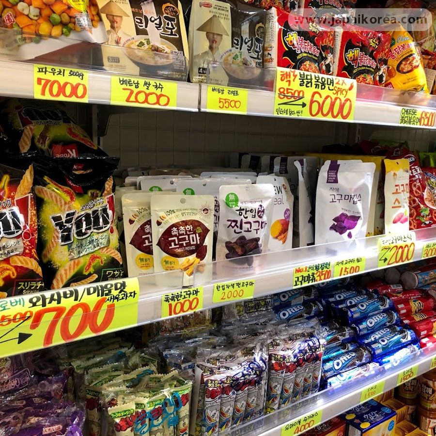 Japai_Korea's tweet photo. แนะนำร้านขนมถูกมาก ! ถูกจนงง จะซื้อกินเล่นระหว่างเดินทางหรือเป็นของฝากก็ดี แน่นอนว่ามีที่ถูกใจกันแน่นอนสำหรับร้าน "세계과자할인점" มีหลายสาขาทั้ง Sinchon, Hongdae .. ไปโดนกันได้เลย (รับทั้งบัตรและเงินสด)

📌 พิกัด : https://t.co/z3vewyKABm
#รีวิวเกาหลี #เที่ยวเกาหลี https://t.co/Xx95vAv3g9