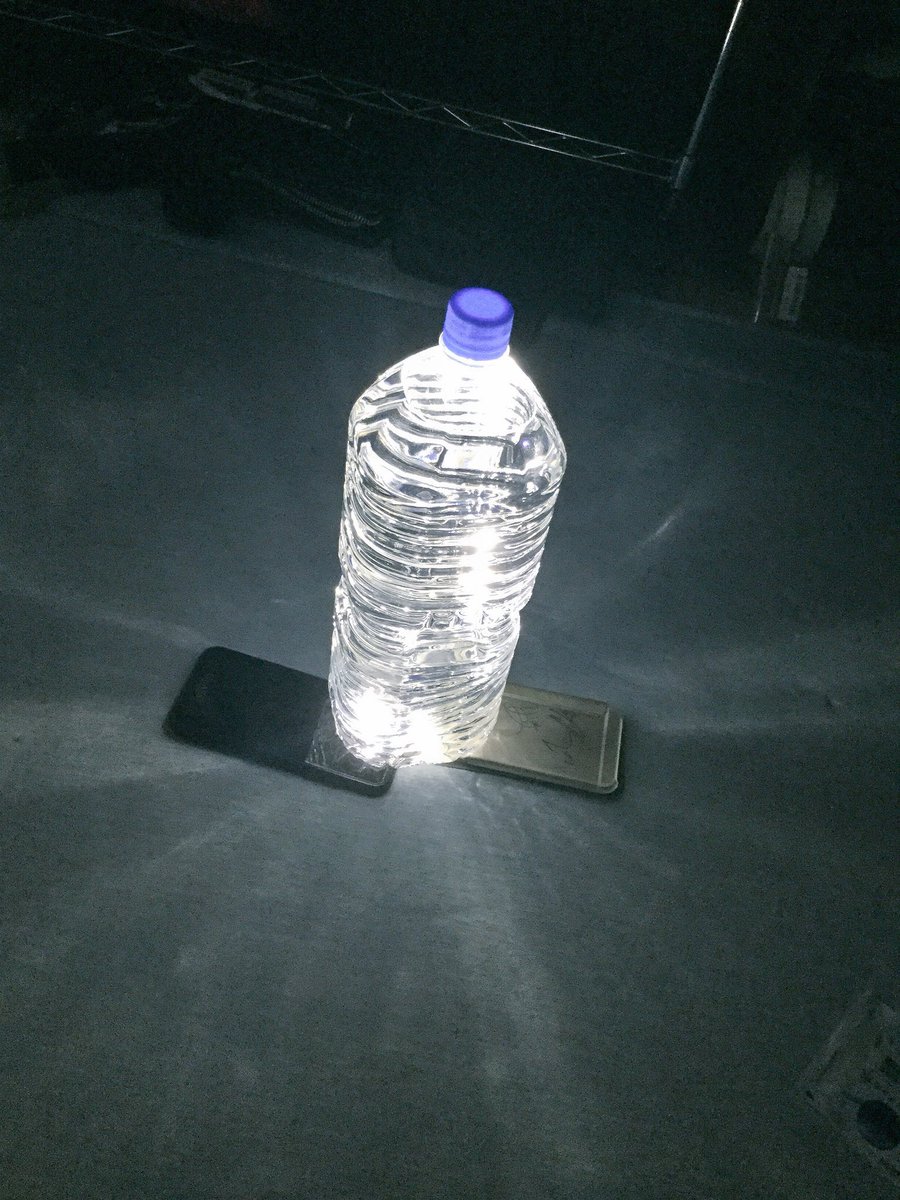 停電時に使える ペットボトルの下からライトで照らすと簡易的なライトになる テクニックがかっこいい Togetter