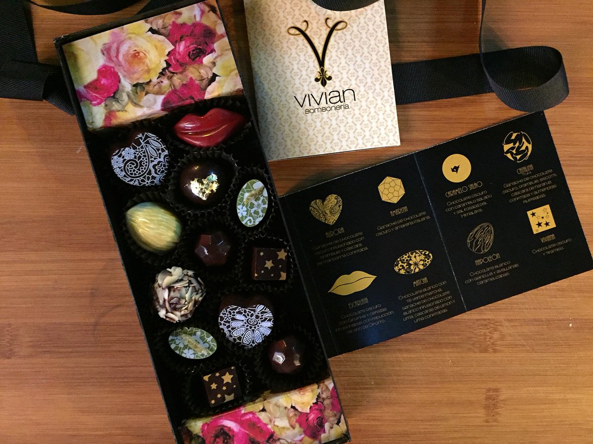 marketbarcelo's tweet photo. ¿Buscando el regalo perfecto o simplemente con ganas de disfrutar de un auténtico manjar? Entonces en @foodmarketbarelo tienes la respuesta. Ven y descubre los deliciosos bombones de @vivianbomboneria, la chef de @bartolomeokitchen. ¡¡Te encantarán!!
#foodmarketbarcelo https://t.co/3d2kHzMPvH
