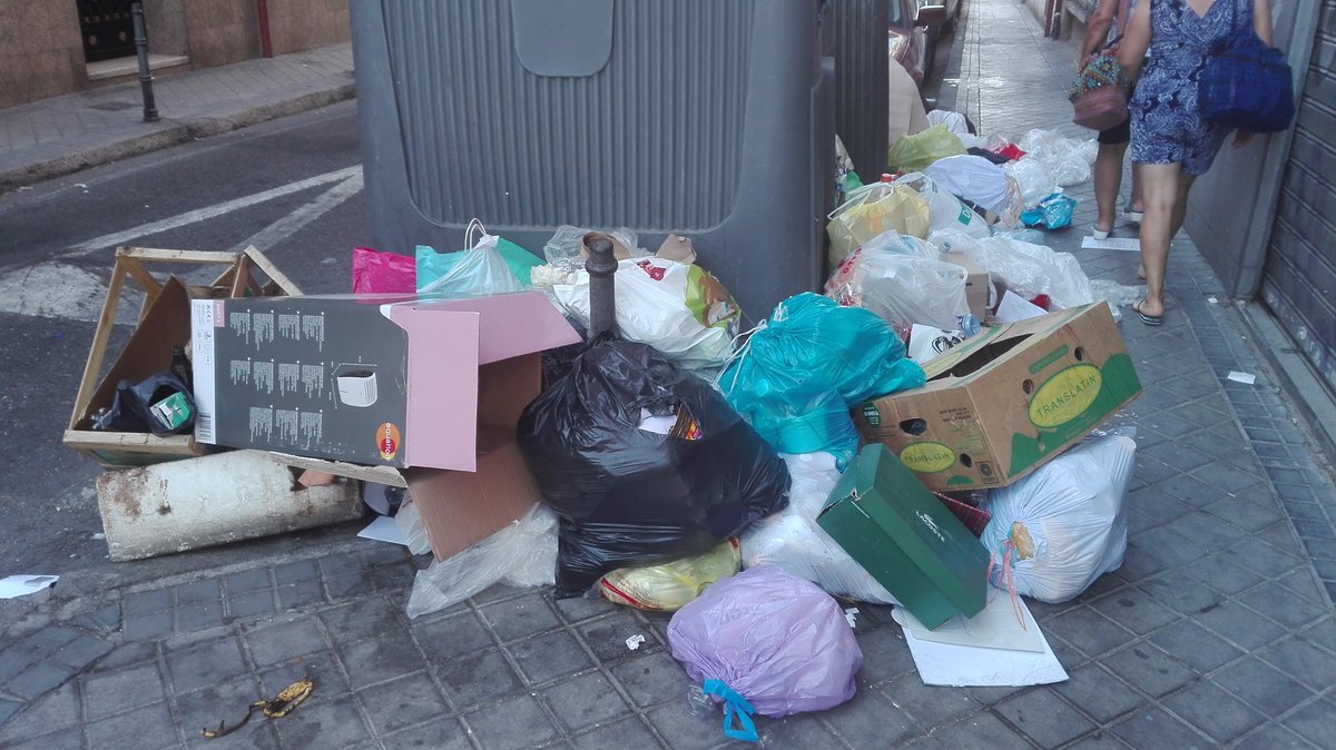 Userarota's tweet image. Será por las comisiones. Porque los niños de #Usera le importan una mierda. De hecho los tiene condenados a vivir en un vertedero y a no poder caminar por las calles de su barrio o a hacerlo insalubremente para acceder al cole