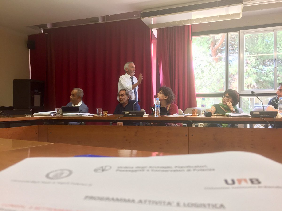 architetti_PZ's tweet photo. Dal piano territoriale metropolitano di Barcellona alla scelta del metodo per la pianificazione. il prof. #Nello illustra tecniche, metodologie e implicazioni politiche della pianificazione territoriale. https://t.co/EqXlmX5pQ2