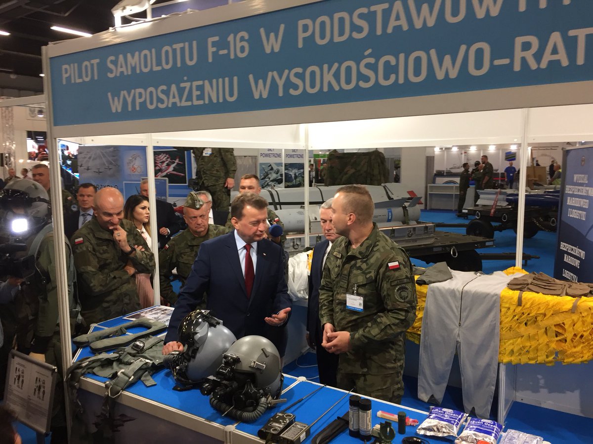 MON_GOV_PL's tweet photo. Będą szkolić się na M-346 Bielik, aby w przyszłości zasiąść za sterami F-16 Jastrząb - @mblaszczak na wystawie Sił Zbrojnych RP rozmawia z podchorążymi #WSOSP, pilotami i technikami #Bielik i #F16 wyposażonymi m. in. w pociski #JASSM #MSPO2018 https://t.co/7qvOqMxYs1