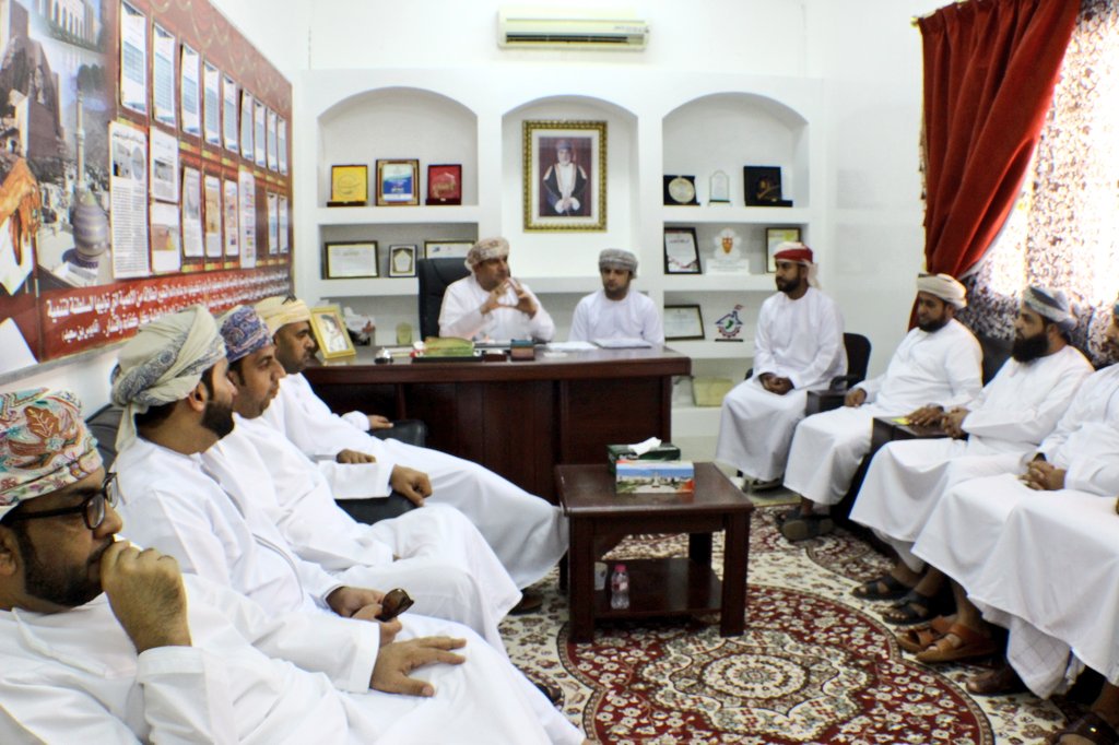 اجتماع مدير المدرسة مع لجنة شؤون الطلاب لمناقشة اللائحة وآلية العمل بها.