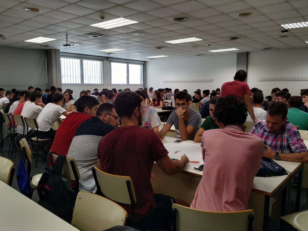 infusionvlc's tweet photo. Hoy los alumnos y las alumnas de nuevo ingreso lo estan dando todo en el taller de generación de ideas 💡@etsinfupv #JAETSINF https://t.co/KcgD23qTYW