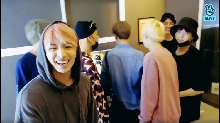 __StillWithJK's tweet image. 🐰 大学1年生⋆99line ⋆九州住み⋆ヨジャ

🐰 グクよりのオールペン💛

🐰 グクミンシッパー(結局どの組み合わせもすき)

🐰 初心者army🔰

人見知りな性格ですがよかったら絡んでください🌼同lineも同担も誰でも大歓迎〜リプ待ってます🙏
#ARMYさんと繋がりたい
#RTしてくれたARMYさん全員フォロー