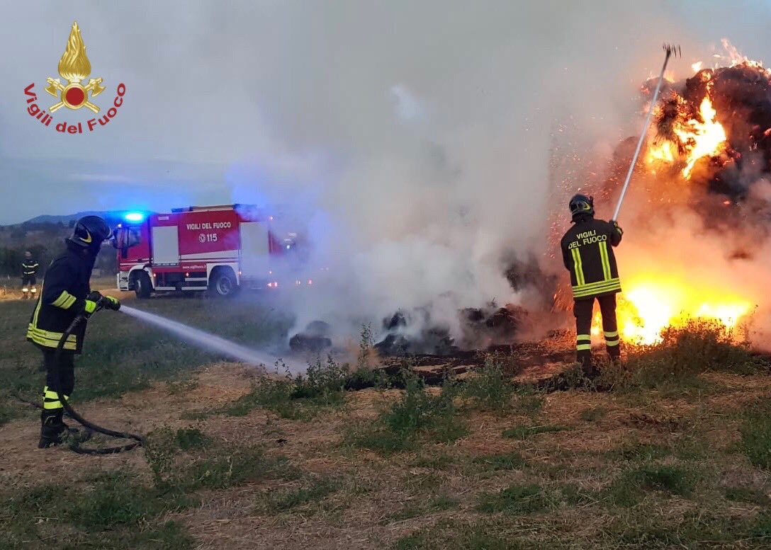 vigilidelfuoco's tweet image. #Perugia #4set 11.30, è terminato il lavoro dei #vigilidelfuoco impegnati dalle prime luci dell’alba per l’#incendio di alcune rotoballe accatastate in un campo nella zona di via Settevalli #soccorsiquotidiani