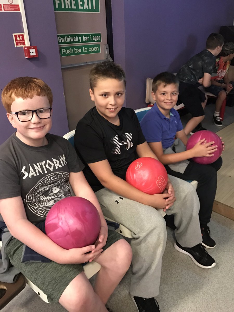MissRhJamesYGG's tweet photo. Blwyddyn 7 @YsgolGwynllyw yn joio bowlio 10 #streic #cydweithio https://t.co/mFS0PGgVn2