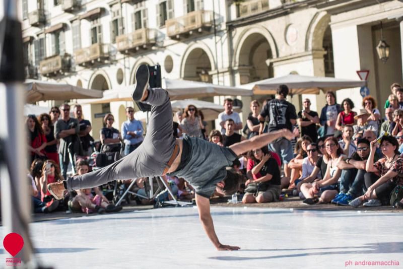 23 appuntamenti in 14 diversi luoghi: da oggi a domenica 9 #DanzaUrbana2018, il Festival Internazionale di #danza nei paesaggi urbani. Programma > bit.ly/2CdyoE8 #BolognaEstate #Bologna <a href="/danzaurbana/">Danza Urbana</a>